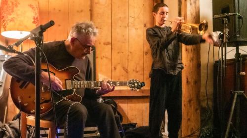 Improvisierter Jazz mit Fred Frith an der Gitarre und Susana Santos Silva an der Trompete. Foto: Jon Duschletta