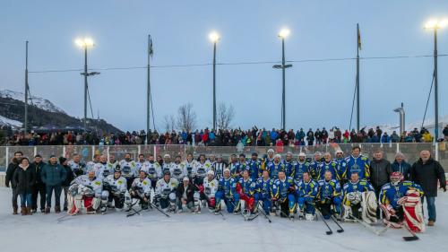 Gruppenfoto der Legenden nach dem Spiel. 
