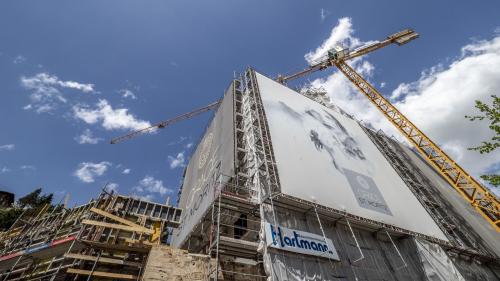 Die Umbauarbeiten beim früheren Hotel La Margna in St. Moritz gehen weiter. Das Hotel soll im Dezember 2022 wiedereröffnen.  Foto: Daniel Zaugg