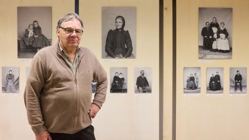 «Quist es da narrischem – che fotografias!», ha dit Ruedi Bruderer cur ch’el ha contemplà per la prüma jada las fotografias da Johann Feuerstein rescuvertas pür la stà passada (fotografia: Michael Steiner).
