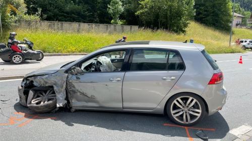 Das beschädigte Auto. Foto: Kantonspolizei Graubünden