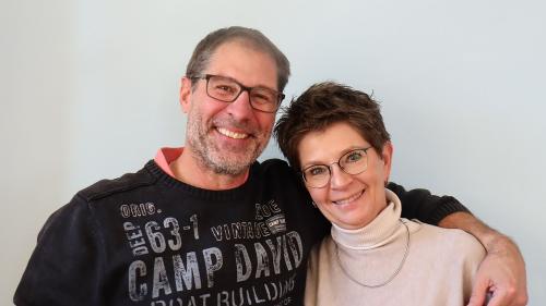 Ralph e Bettina Gygax haun daspö il 2020 ün’abitaziun a Zuoz ed haun chatto ün dachesa in Engiadina (fotografia: Martin Camichel).