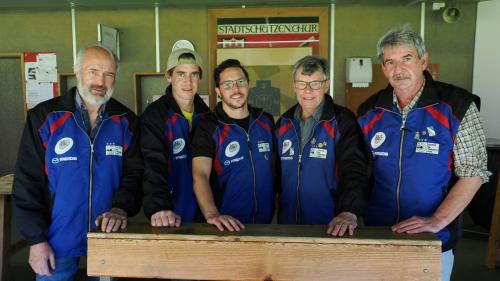 La gruppa da tregants da Sent: Men Benderer (da schnestra), Sandro Bettini, Andri Krebs, Ueli Krebs e Jakob Gartmann (fotografia: Gion Nutegn Stgier).