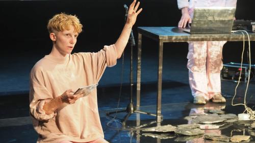 Il proget da teater «Bab, (siu archiv) e jeu» dad Asa Hendry guadogna il Premi Travers Zuoz da quist on. Sülla fotografia es Asa Hendry in acziun dürant üna preschantaziun a Cuoira l’utuon 2023 (fotografia: David Truttmann).