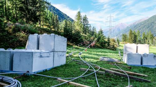 Sicht von der Baustelle des Masts Nr. 68 in Zernez Selva in Richtung Oberengadin. Die Leiterseile der Höchstspannungsleitung sind ausgezogen und mit schweren Gewichten am Boden befestigt. Fotos: Jon Duschletta