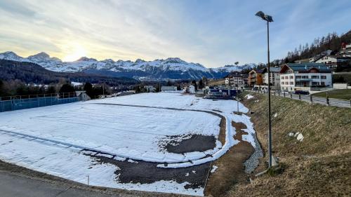 Sportplatz Roseg. Hier plant die Gemeinde Pontresina den Ausbau des bestehenden Spiel-, Sport- und Eisplatzes. Private Investoren planen hier auch das Hotel «Flaz». Fotos: Jon Duschletta