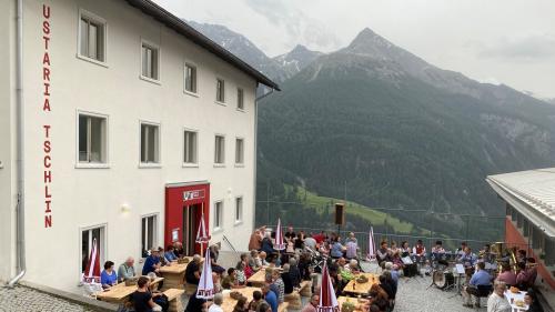 La nouv’ustaria da Tschlin in l’anteriura chasa da scoula es gnüda ­festagiada cun musica ed ün bun past (fotografia: Flurin Andry).