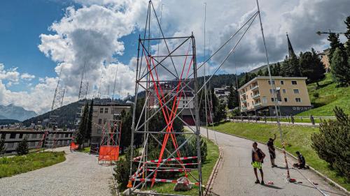 Seit Juni 2022 stehen die Baugespanne am Standort der geplanten Klinik mit Hotel. Dass diese so schnell  verschwinden, ist nicht anzunehmen. Es drohen weitere juristische Auseinandersetzungen.	 Archivfoto: Daniel Zaugg