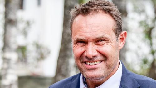 Domenic Toutsch surpiglia pels 1. schner 2023 il presidi cumünal a Zernez (fotografia: Jon Duschletta).