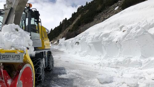 Die Räumungsarbeiten auf dem Flüelapass sind abgeschlossen, die Strasse ist wieder offen. Foto: Pro Flüela