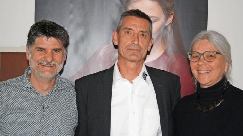 Remo Püntener (links, neuer Präsident VSSM GR), Jürg Gasser (Geschäftsführer VSSM GR), Barbara Schuler-Rozzi (rechts, demissionierte Präsidentin VSSM GR). Foto: z. Vfg