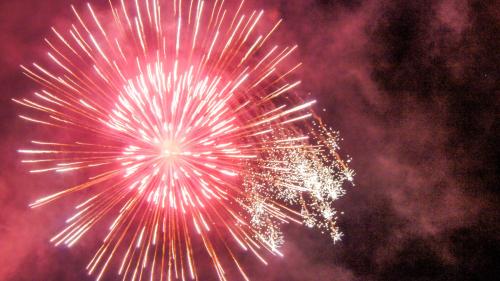 Feuerwerke sind zwar schön anzusehen, sind aber laut und schmutzig. Solche Bilder sollen deshalb schon bald die Ausnahme sein. Foto: Jon Duschletta