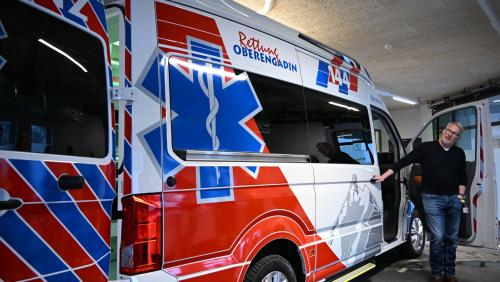Mehr Platz und moderne Technik: REO-Betriebsleiter Gerald Kurtz präsentiert das neue Ambulanzfahrzeug der Rettung Oberengadin. Foto: Sina Margadant