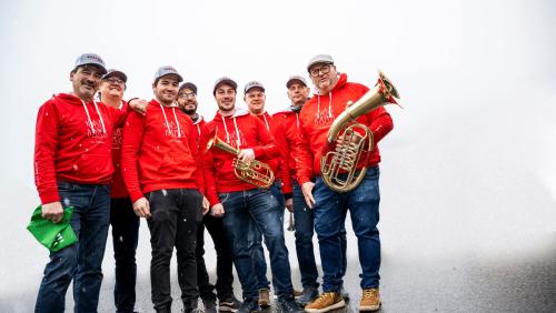 Ils 7 Nanins fan daspö trais ons musica insembel (da schnestra): Roland Regensburger, Jon Armon Strimer, Orlando Bass, Gian Reto Alini, Rino Regensburger, Lino Stecher, Carlo Zannier e Nicolo Bass (fotografia: Mayk Wendt).