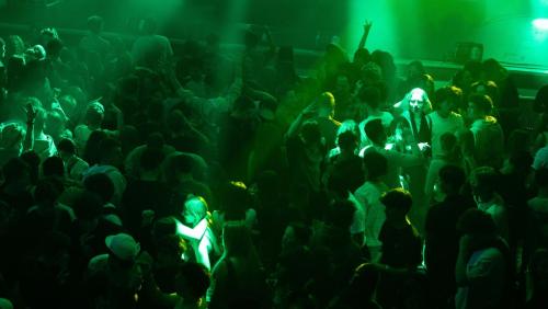 Die Plätze gleich vor der Bühne waren spätestens beim Auftritt von Bennett heissbegehrt. Foto: Corina Holderegger / Cedric Kalt