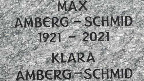 Max Amberg-Schmid e sia duonna Klara Amberg-Schmid sun sepulieus a Zuoz sül sunteri (fotografia: Martin Camichel).