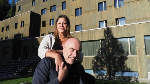Waren zwölf Jahre an der Spitze der Jugi St. Moritz. In einer Woche verabschieden sich Vania und Roland Fischer aus dem Engadin. Foto: Marie-Claire Jur
