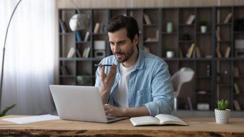 Programs da tradüer in lingua rumantscha chi funcziunan cun intelligenza artificiala dvaintan meglders e meglders. Da rimplazzar l’uman nu suna però (per intant amo) capabels (fotografia: Shutterstock.com/fizkes).