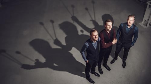 Die Perkussionisten des Trio Colores kehren auf vielfachen Wunsch morgen Freitagabend auf die Bühne der Chesa Planta Musiktage zurück. Von links: Fabian Ziegler, Luca Staffelbach und Matthias Kessler. Foto: Clara Evens