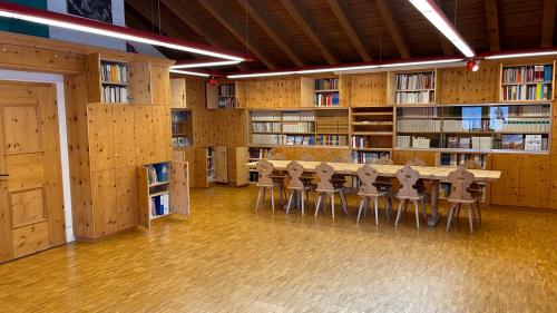 Ill’anteriura sala cumünala da Valchava as rechattan la Biblioteca Jaura, chi’d es da nouv ün dals trais Archivs  culturals da la Val Müstair (fotografia: Marco Gilly).