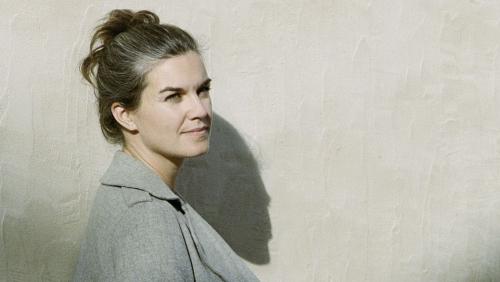 Pauline Martinet es gnida a ster in Engiadina per realiser ün nouv cudesch davart sgrafits (fotografia: Juliette Chrétien).