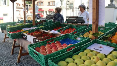 Sper divers prodots, specialiteds e regalins, vain eir spüerta verdüra e frütta al marcho eivnil da Samedan (fotografia: Martin Camichel).