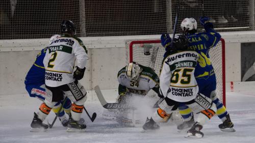 Erstes Heimspiel gewonnen: Der EHC St. Moritz besiegte am Samstag Illnau-Effretikon nach Penaltyschiessen mit 4:3 Toren. 	Foto: Rolf Müri