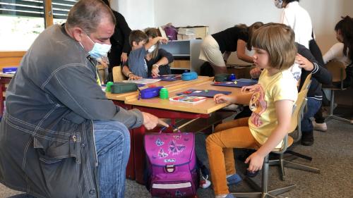 Orlando Biffi zeigt seiner Tochter Léonie, wo sie an ihrem Pult den Schulthek aufhängen kann.
Foto: Marie-Claire Jur