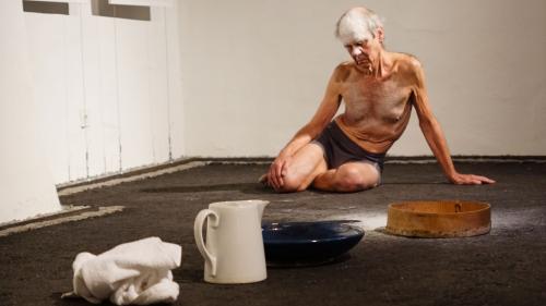 Der Bergeller Künstler Piero Del Bondio 2015 im Kunstraum Riss in Samedan und 2013 im Château Papillon des Arts in St. Moritz-Dorf. Archivbilder: Jon Duschletta