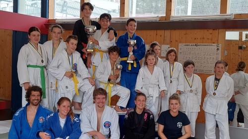 Die Siegerinnen und Sieger der Clubmeisterschaft für Kinder strahlen um die Wette. Foto: Z. Vfg. 