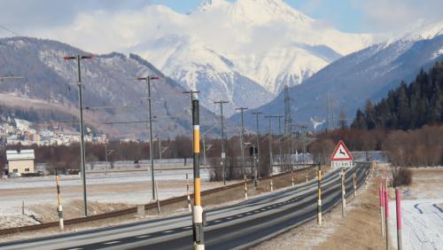 Il traget cuort zieva Bever, inua cha regna ün prievel da collisiuns cun bes-chas. Sün quist traget ho que do düraunt la prüma mited da quist mais quatter accidaints cun sulvaschina (fotografia: Martin Camichel).