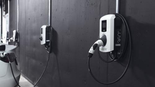 Eine Ladestation für E-Autos ist nur ein an der Wand montierter Kasten mit Kabelanschluss.		Foto: z. Vfg