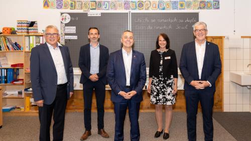 Da schnestra: Christian Fanzun, capo da Scuol, Diego Deplazes, secretari general da la Lia Rumantscha, cusglier federal Ignazio Cassis, Martina Stadler, directura da la TESSVM ed il cusglier guvernativ Jon Domenic Parolini (fotografia: Dominik Täuber).