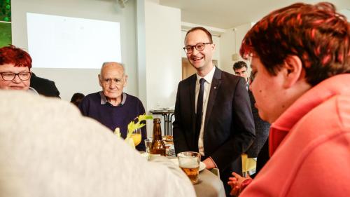 Der Puschlaver Reto Crameri im Gespräch mit Puschlaver Klienten im Movimento Samedan. Foto: Jon Duschletta