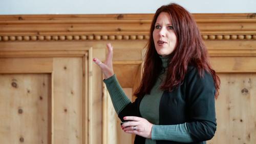 Projektleiterin Brigitte Küng von Hanser Consulting AG orientierte die Präsidentenkonferenz über die Resultate der Nachhaltigkeitsstrategie der Region Maloja. Foto: Jon Duschletta
