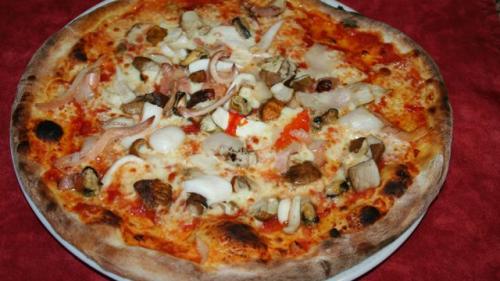Steinpilze und Meeresfrüchte: Auf der Pizza "Mare e Monti" sind zwei Gegenpole friedlich vereint. Foto: Marie-Claire Jur
