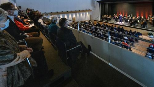 Blick von der Empore des grossen Konzertsaals im Rondo auf die Bühne, wo Joshua Weilerstein das Sinfonieorchester dirigiert. Foto: fotoswiss.com/Cattaneo