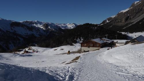 Fingià il cumanzamaint da la stagiun da skis nun ha propcha dat andit a grondas festas da giubileum – il territori da skis Minschuns cun paca naiv i’l december passà (fotografia: David Truttmann).