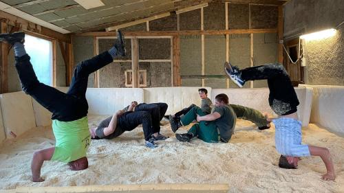 Ils giuvens luottaders da l’Engiadina Bassa han chattà lur local da trenamaint in üna veglia stalla da bescha a Crusch (fotografia: Roman Dobler/RTR).