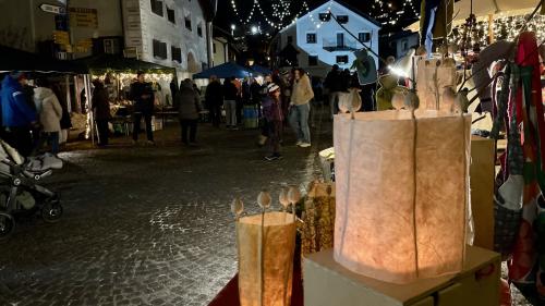 Adventsmarkt in Scuol. Foto Fadrina Hofmann