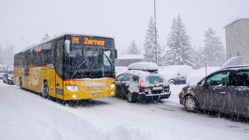 PostAuto ist vom Kanton mit der Organisation des Olympia-Shuttledienstes von und nach Livigno beauftragt worden. Je nach Witterung kann dies im Februar eine grosse Herausforderung darstellen. Archivbild: Jon Duschletta