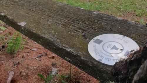 Ün bankin per sezzer e tadlar – üna da las staziuns audtivas da la senda da linguas inaugurada in sonda a Valchava (fotografia: Benedict Stecher).