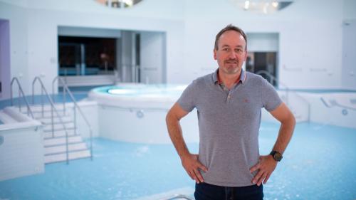 Claudio Duschletta, il directer dal Bogn Engiadina Scuol, s’allegra da pudair drivir darcheu il bogn termal (fotografia: Mayk Wendt).