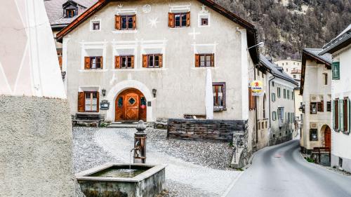 Das Hotel Crusch Alba in Lavin hat eine lange, bewegte Geschichte hinter sich und soll nun in einem zweiten Versuch aus dem Dornröschenschlaf geweckt werden. Archivfoto: Jon Duschletta