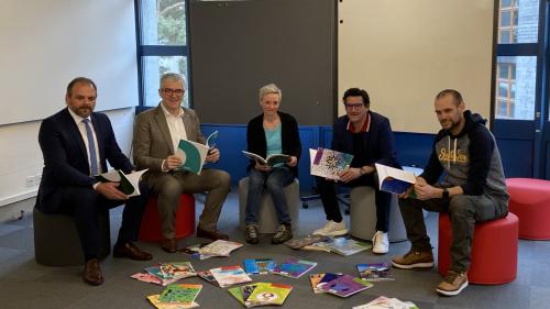 Da schnestra: Gian-Paolo Curcio, Jon Domenic Parolini, Josy Marie Künzler, Rico Cathomas e Sandro Tomaschett (fotografia: Sandra Balzer).