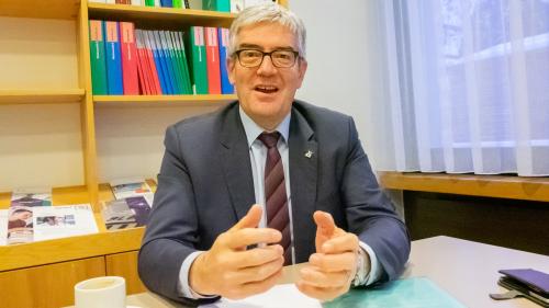 Il cusglier guvernativ Jon Domenic Parolini voul s’ingaschar per megldras cundiziuns per las persunas d’instrucziun da la scoulina (fotografia: Reto Stifel).