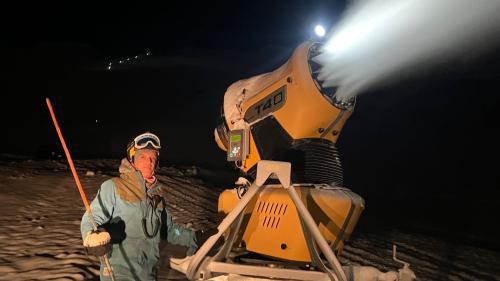 Alberto Antoniotti in acziun sül gir da controlla dals chanuns. Cun la staungia vain picheda giò la naiv chi tacha vi dal chanun (fotografia: Martin Camichel).