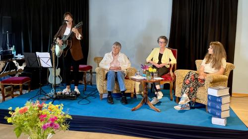 Las poetessas Anna Ratti, Rut Plouda e Jessica Zuan taidlan la cumposiziuns da Martina Linn cun giodimaint. Foto: Fadrina Hofmann