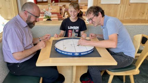 Tischeishockey macht Spass. Foto: Fadrina Hofmann