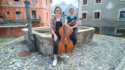 Las sours Cristina (a schnestra) e Madlaina Janett dals Fränzlis quintan dal lavuratori dals Fränzlis a Tschlin (fotografia: Michael Steiner).